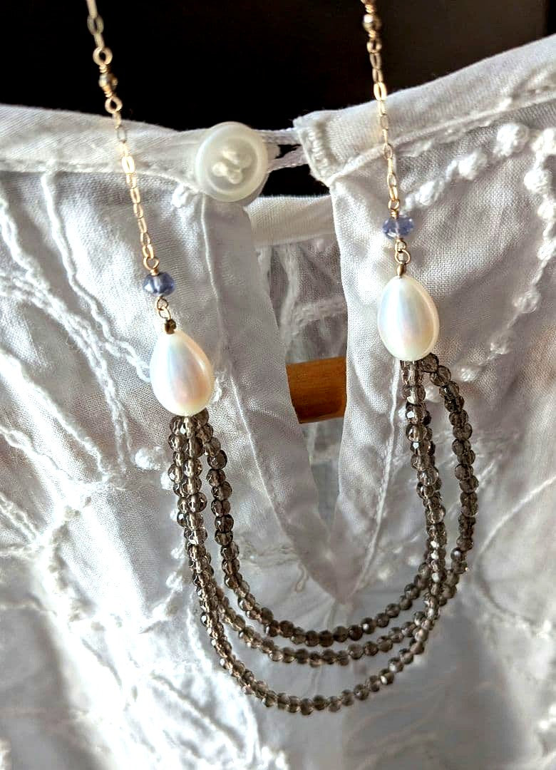 Elegant Agatte necklace with three strands of gray and white pearls and beads