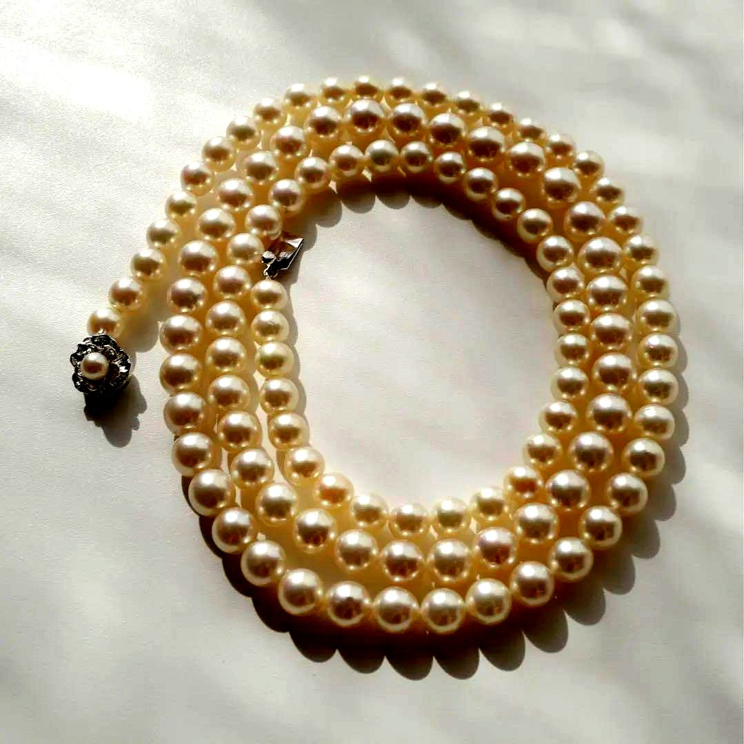 Akoya pearl necklace with genuine ivory pearls sized 8.6-7.0mm, 82cm long with clasp