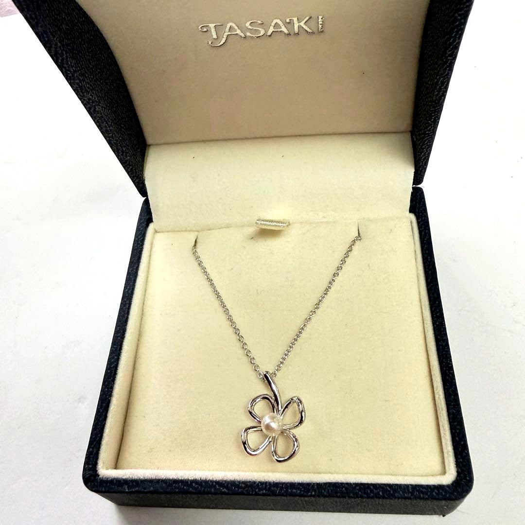 TASAKI Kuro Clover Pearl Necklace in silver with clover design and 4mm pearl on 38cm chain