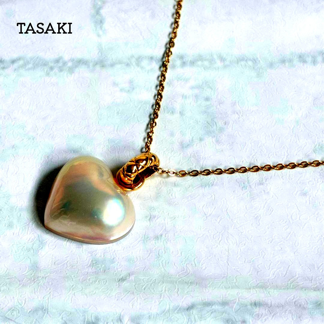 Tasaki pearl necklace with white heart-shaped mabe pearl on 46 cm adjustable K18 gold chain