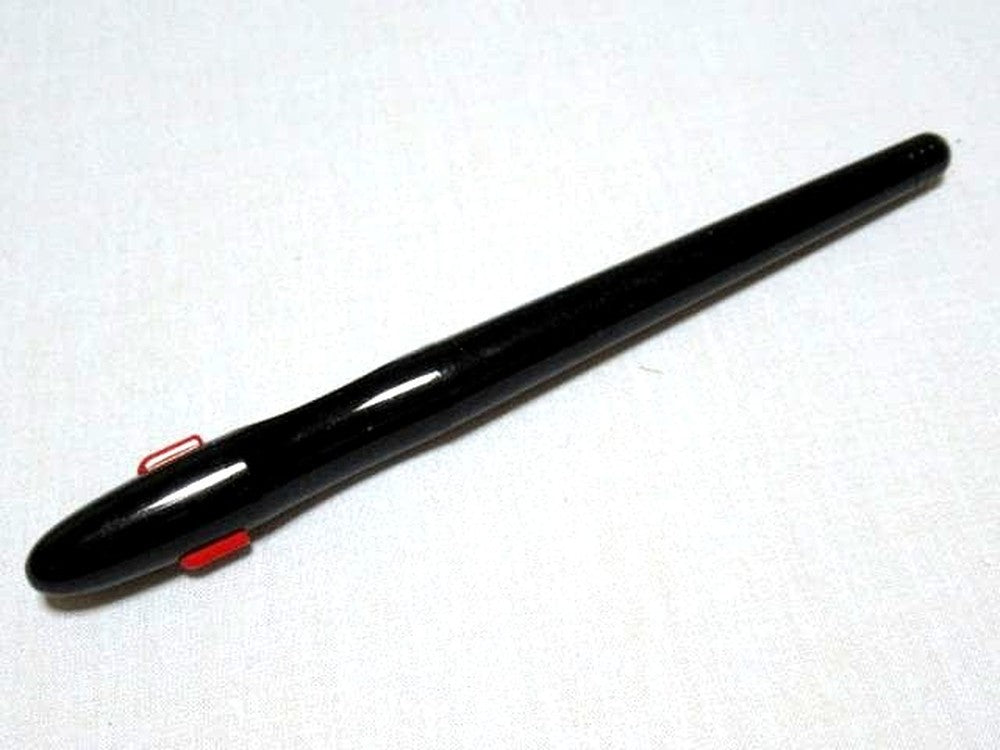 Pilot black and red fountain pen for calligraphy with sleek design measuring 138.5 mm length and 13 mm diameter.