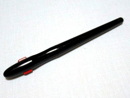 Pilot black and red fountain pen for calligraphy with sleek design measuring 138.5 mm length and 13 mm diameter.