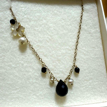 Elegant agate necklace with K9 onyx, freshwater pearl, and white mother-of-pearl beads on a 40 cm chain
