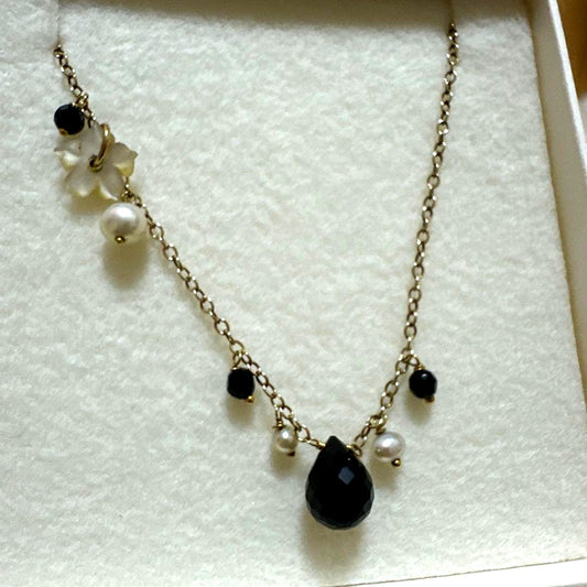 Elegant agate necklace with K9 onyx, freshwater pearl, and white mother-of-pearl beads on a 40 cm chain