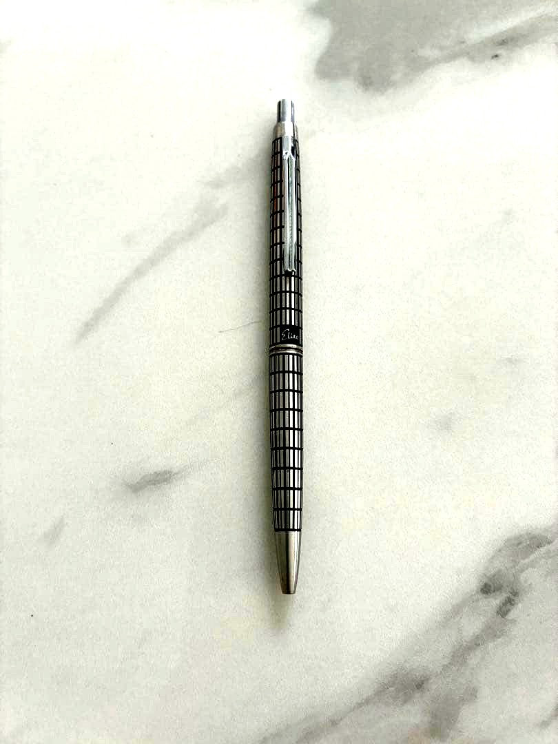 Pilot Elite ballpoint pen model PILOT エリート shown with sleek black barrel and silver clip