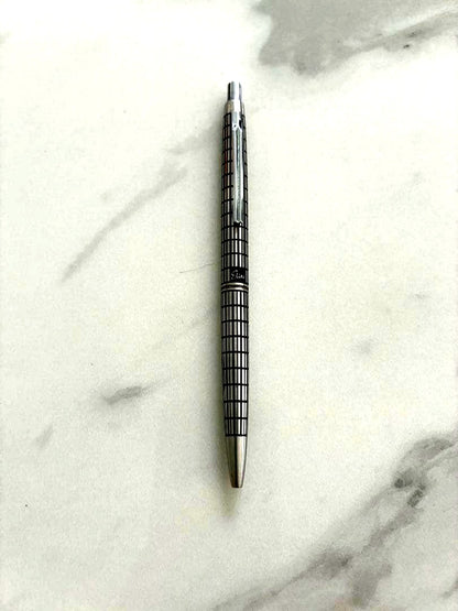 Pilot Elite ballpoint pen model PILOT エリート shown with sleek black barrel and silver clip