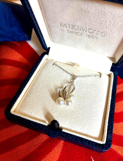 Mikimoto Kuro silver necklace featuring three pearls with dedicated case and jewelry cloth
