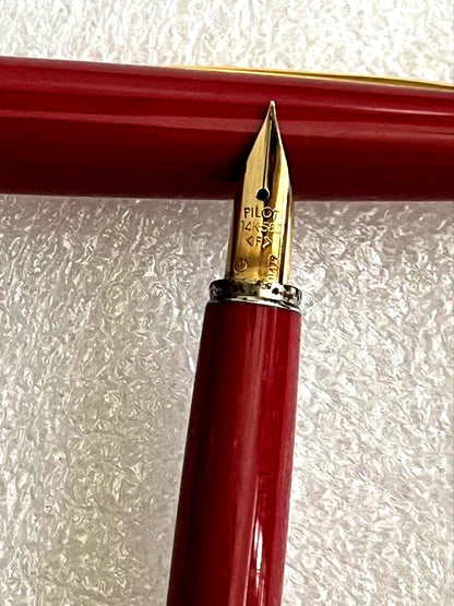 Pilot Fountain Pen with 14K 585 fine nib in Bordeaux color on white background