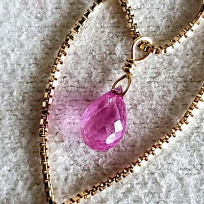 Pink Sapphire Agate necklace with K10 yellow gold Venice chain 36–44 cm and 0.5 x 0.3 cm charm