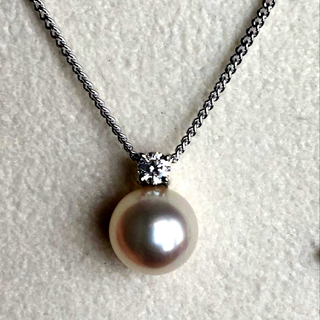 Tasaki Pt850 Akoya pearl necklace featuring 8mm pearls and diamond decorations on a silver chain