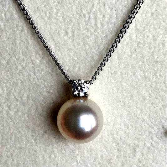 Tasaki Pt850 Akoya pearl necklace featuring 8mm pearls and diamond decorations on a silver chain