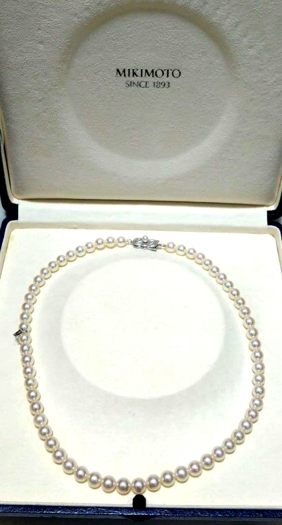 MIKIMOTO pearl necklace with 7.0 to 6.5 mm pearls and an M charm, 42.5 cm long