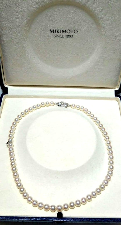 MIKIMOTO pearl necklace with 7.0 to 6.5 mm pearls and an M charm, 42.5 cm long