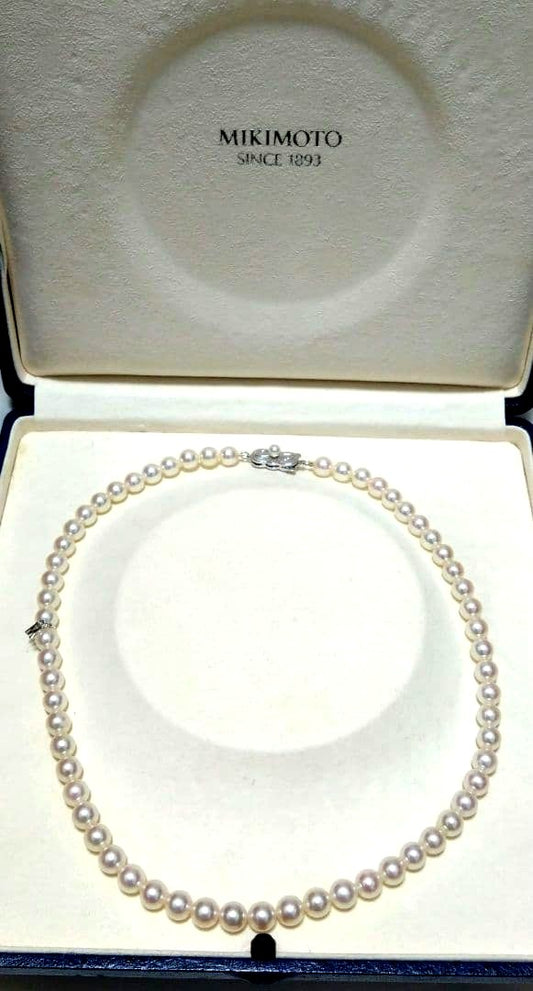 MIKIMOTO pearl necklace with 7.0 to 6.5 mm pearls and an M charm, 42.5 cm long
