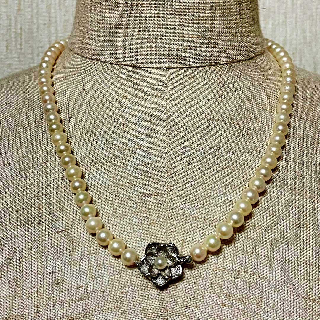 Honest Pearl Akoya pearl necklace with about 6mm pearls and silver clasp, 48 cm long