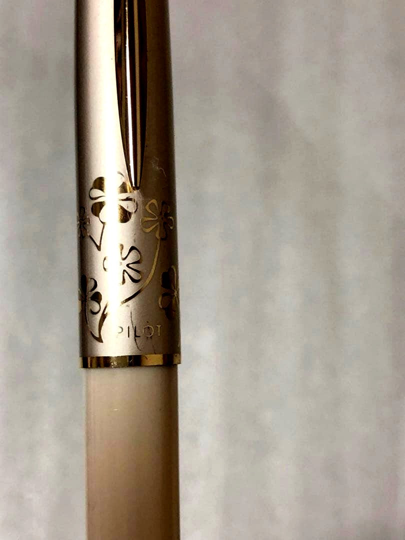 Pilot Lady White oil-based ballpoint pen model レディホワイト with white barrel and comfortable grip