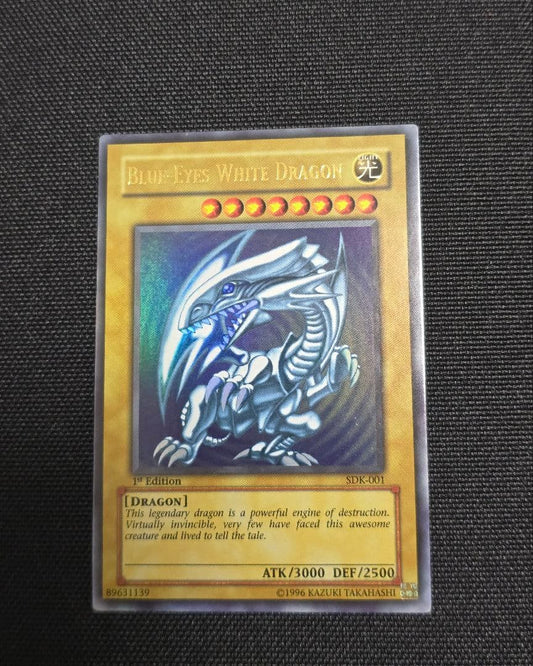 Bandai Blue-Eyes White Dragon SDK-001 1st Edition English Old Asia Version trading card in sleeve