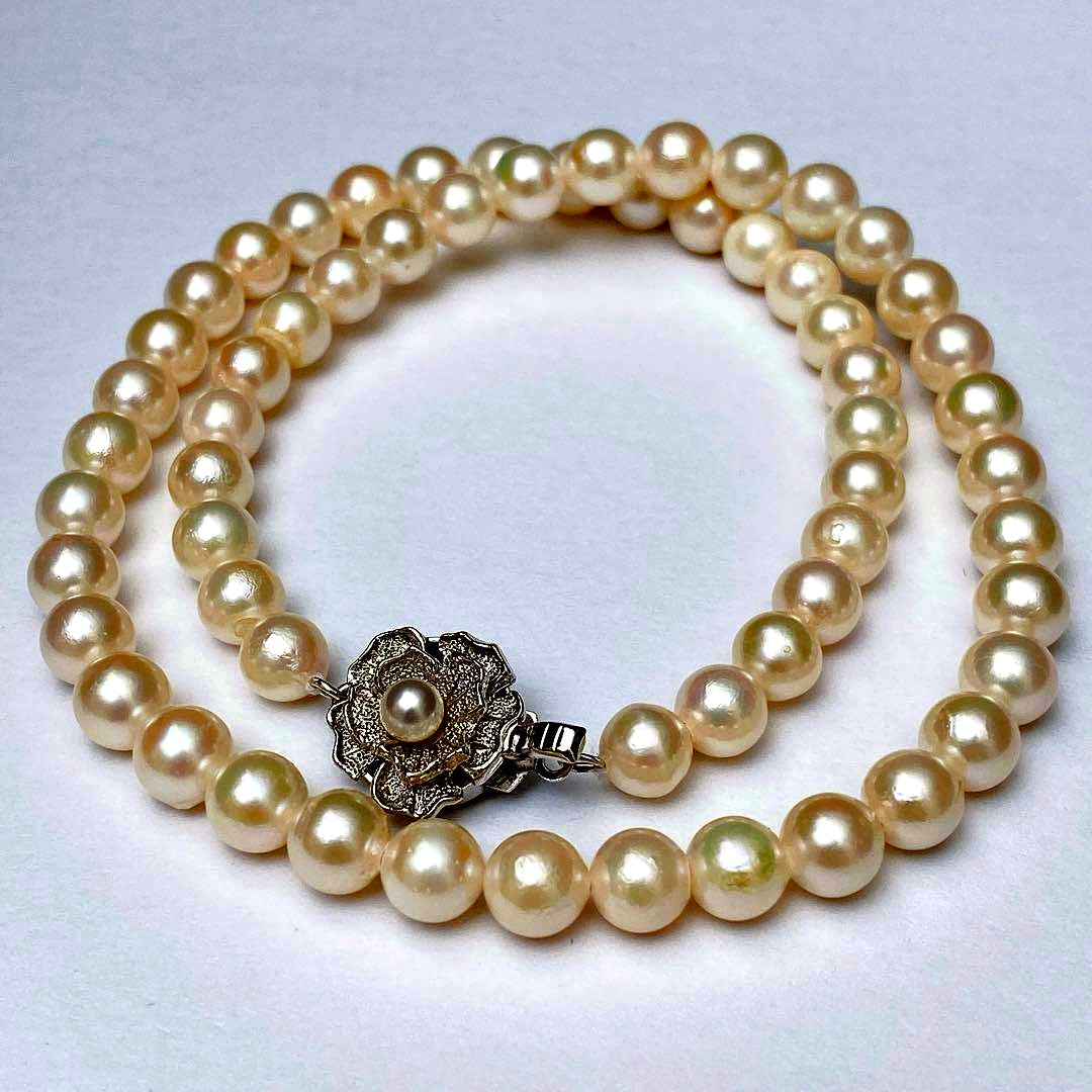 Akoya pearl necklace with silver clasp and flower motif, pearls approximately 6.7 to 7mm, length 42cm