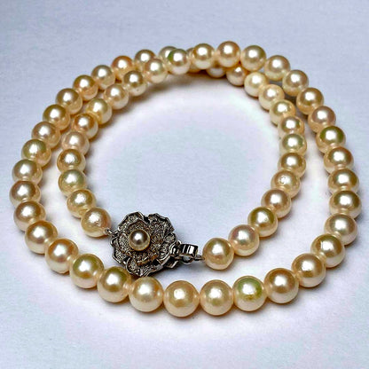 Akoya pearl necklace with silver clasp and flower motif, pearls approximately 6.7 to 7mm, length 42cm