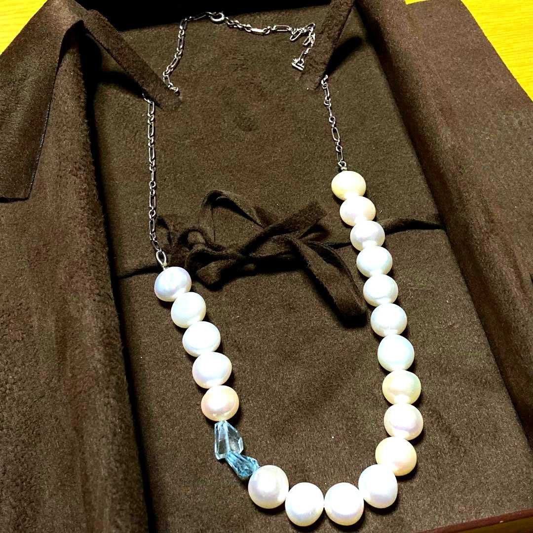 Agete necklace with large freshwater pearls, transparent aquamarine stones, and a 45cm silver chain partially blackened