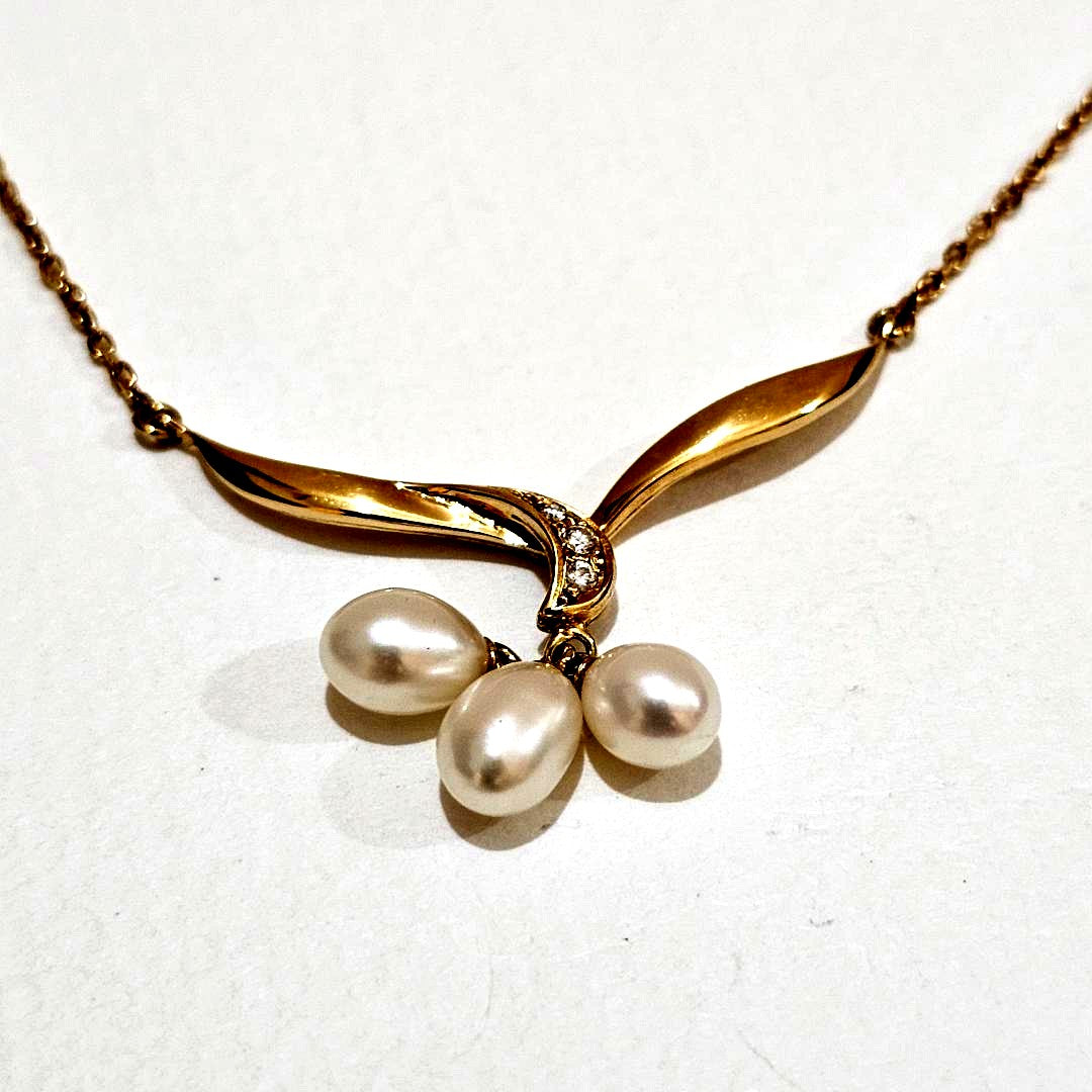 Mikimoto pearl diamond necklace in 18K yellow gold with 38cm chain and delicate pendant