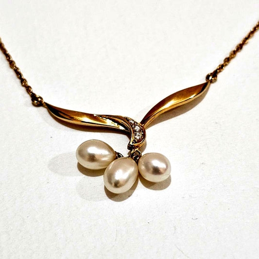 Mikimoto pearl diamond necklace in 18K yellow gold with 38cm chain and delicate pendant