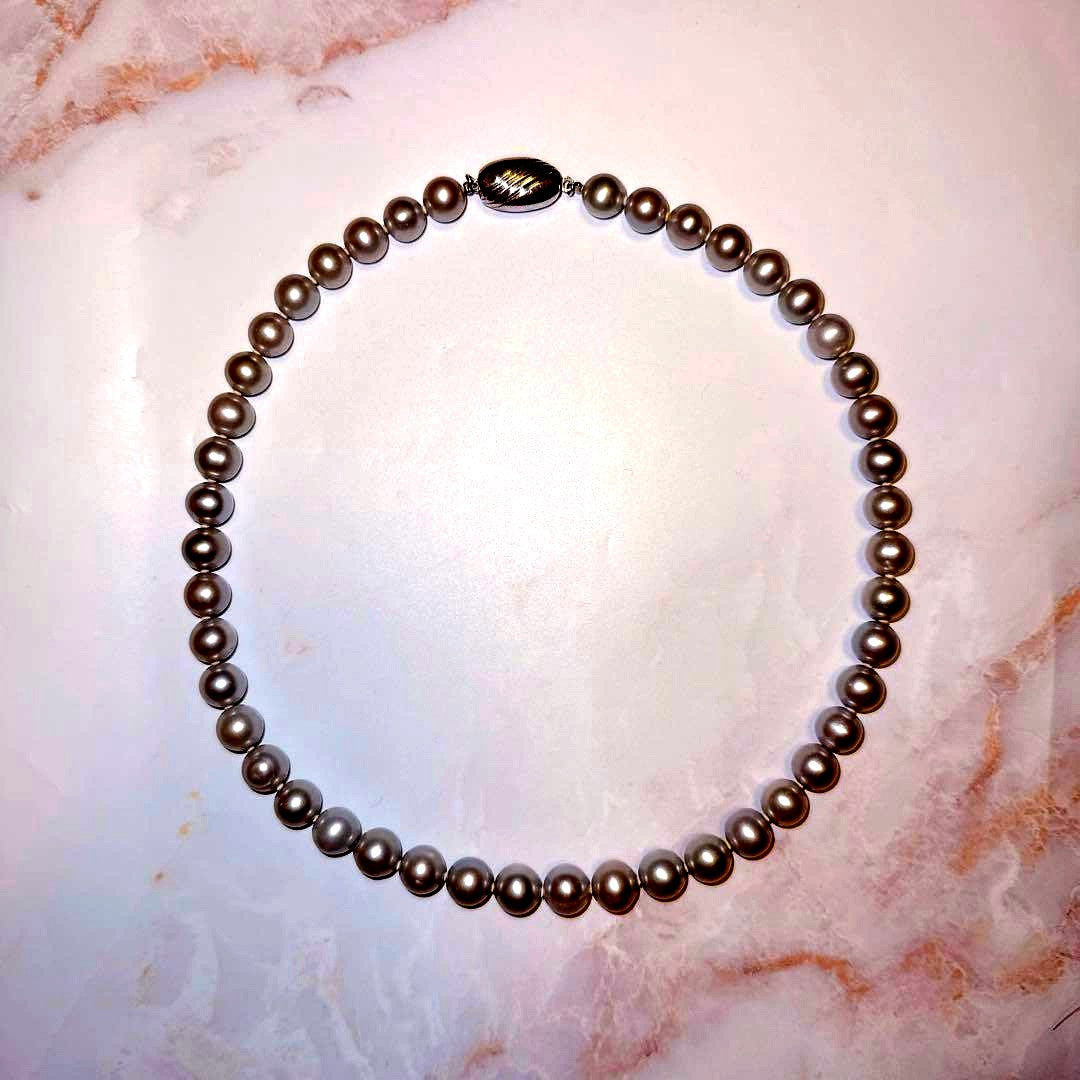 Akoya pearl necklace with 9.5-8mm white beads and silver hallmark on a 43 cm chain
