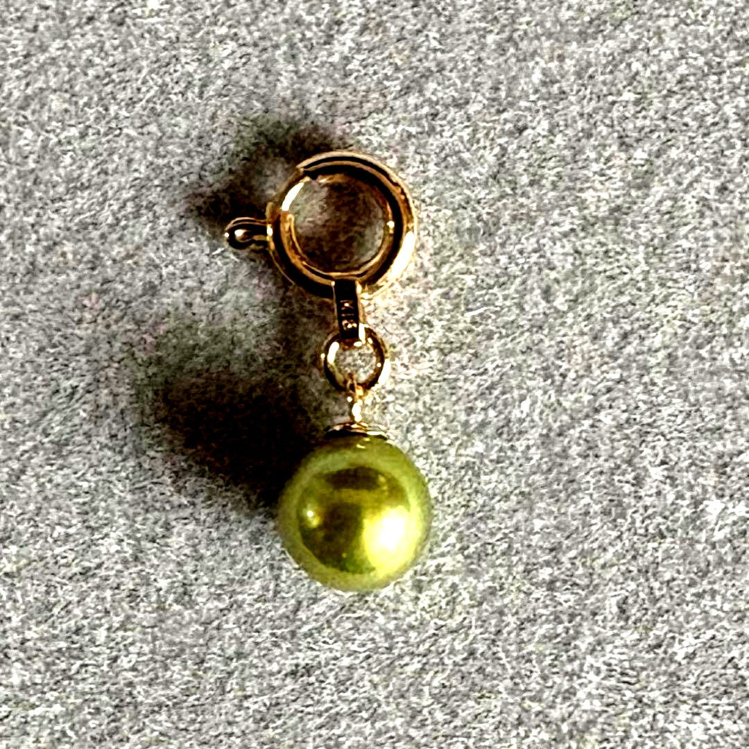 Pistachio green Akoya pearl charm made of K18 metal with 1.3 cm length