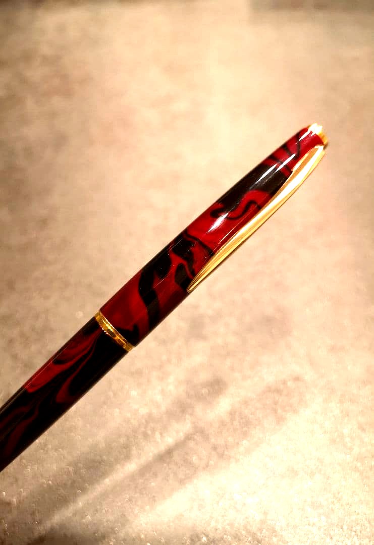 Pilot vintage fountain pen with fine tip and marble red patterned cap