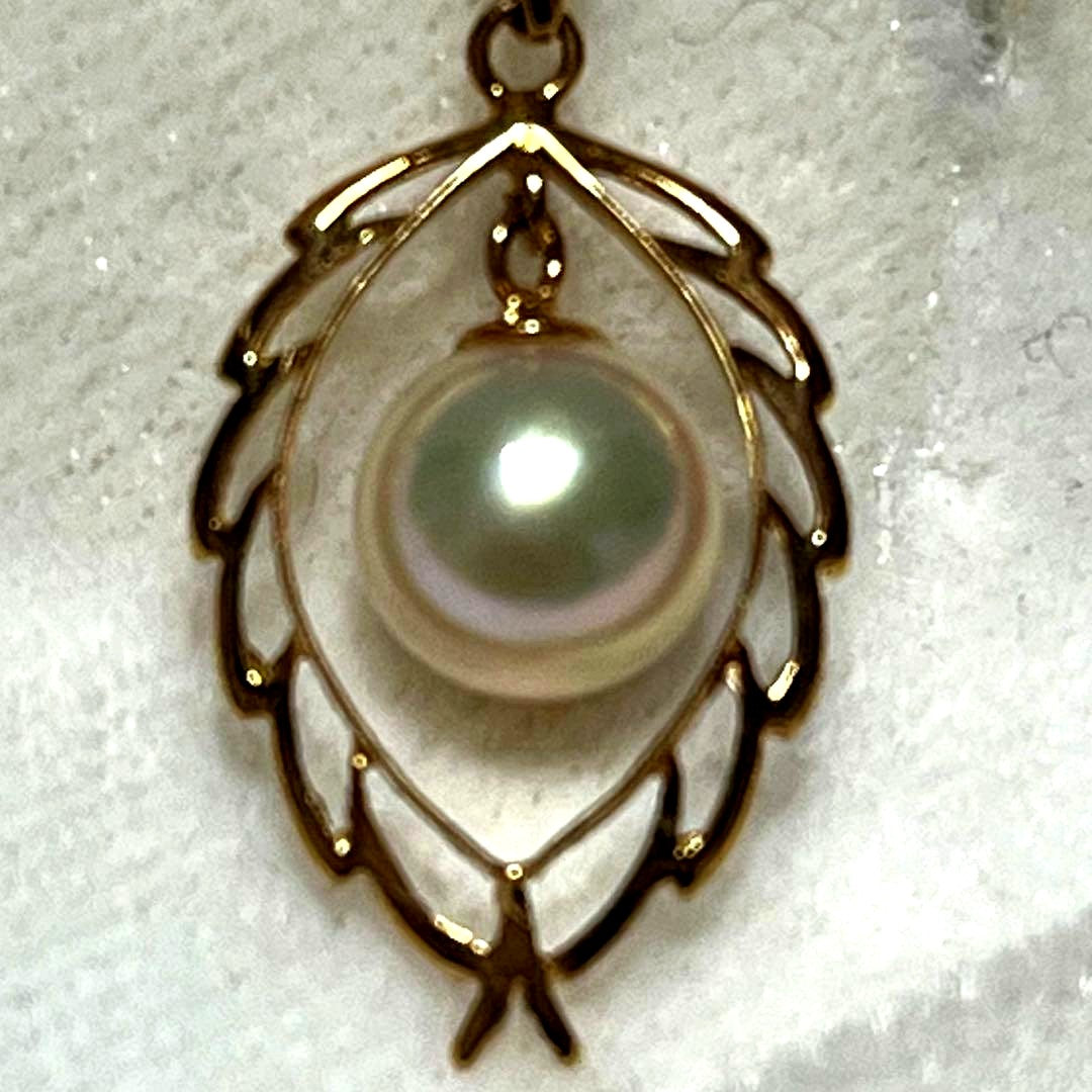 K18 gold Akoya pearl pendant top with a 6.8 mm pearl on a white background