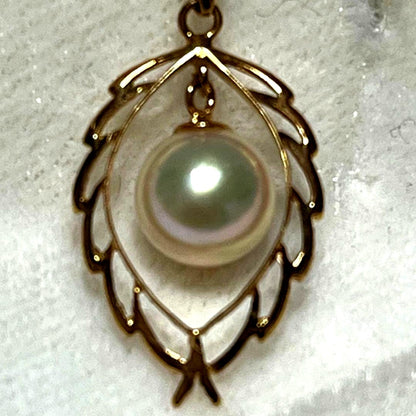 K18 gold Akoya pearl pendant top with a 6.8 mm pearl on a white background