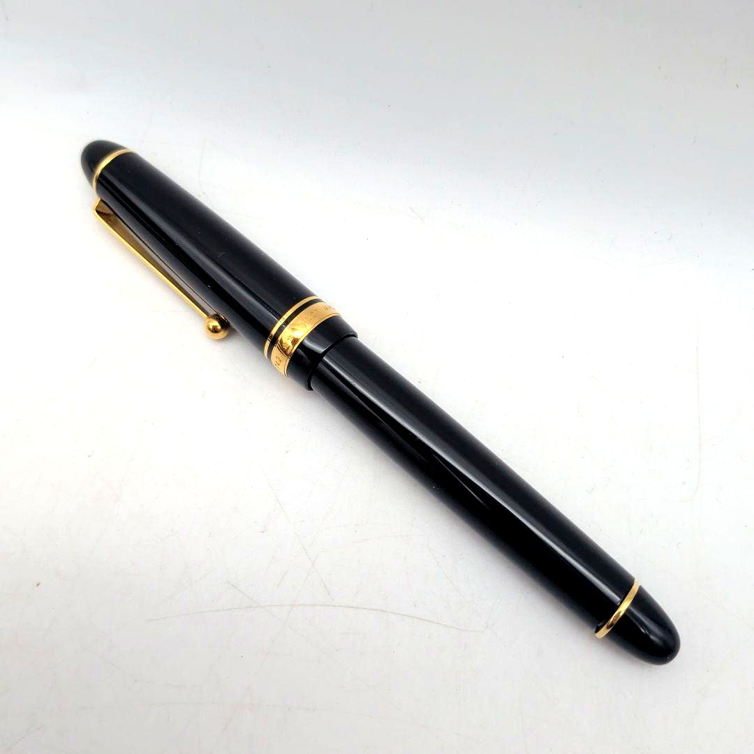 Close-up of PILOT Pen Custom 742 fountain pen measuring 14.5 cm with silver accents