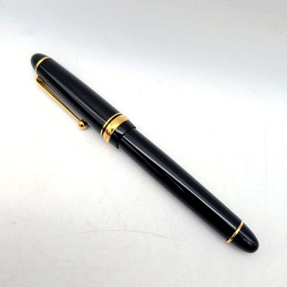 Close-up of PILOT Pen Custom 742 fountain pen measuring 14.5 cm with silver accents