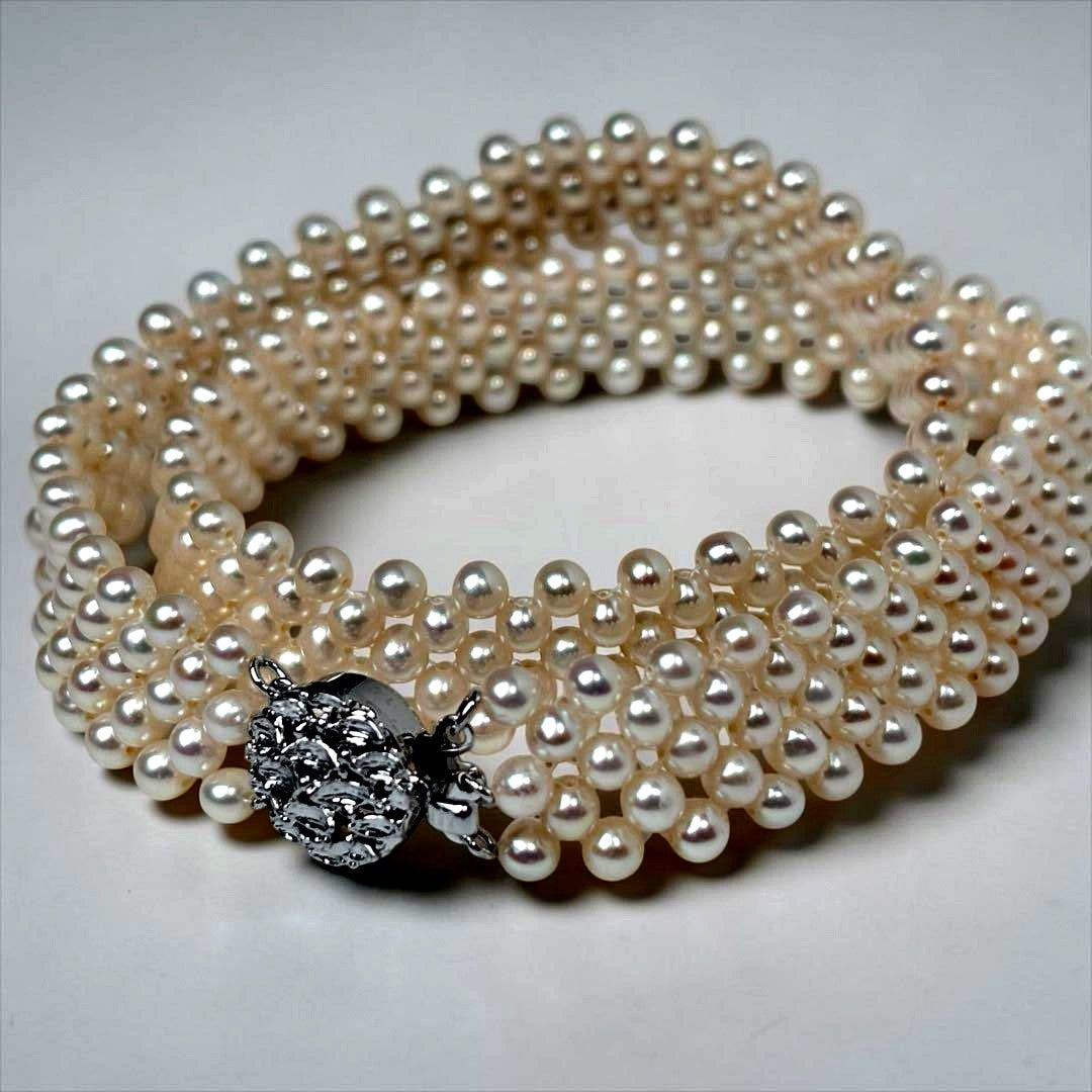 Small pearl three-row knitted necklace with 4.2mm pearls and 45cm length featuring an insert-shaped clasp