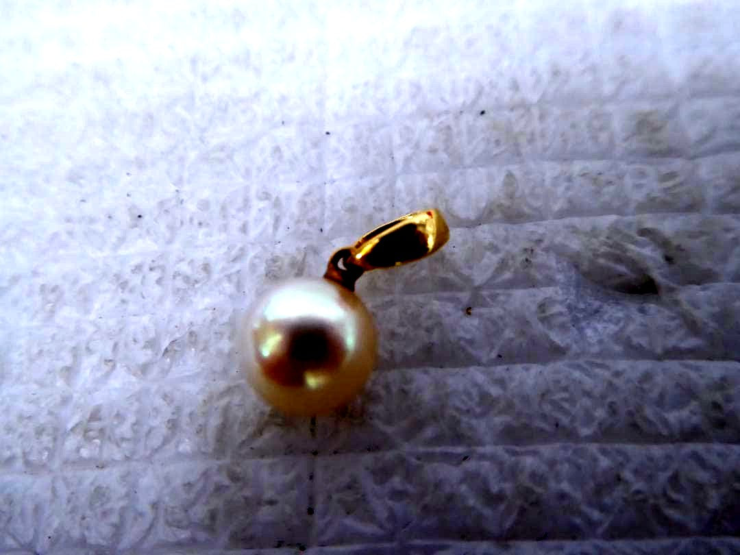 Tasaki Pearl K18 marked metal pendant top with approximately 7.4mm white pearl