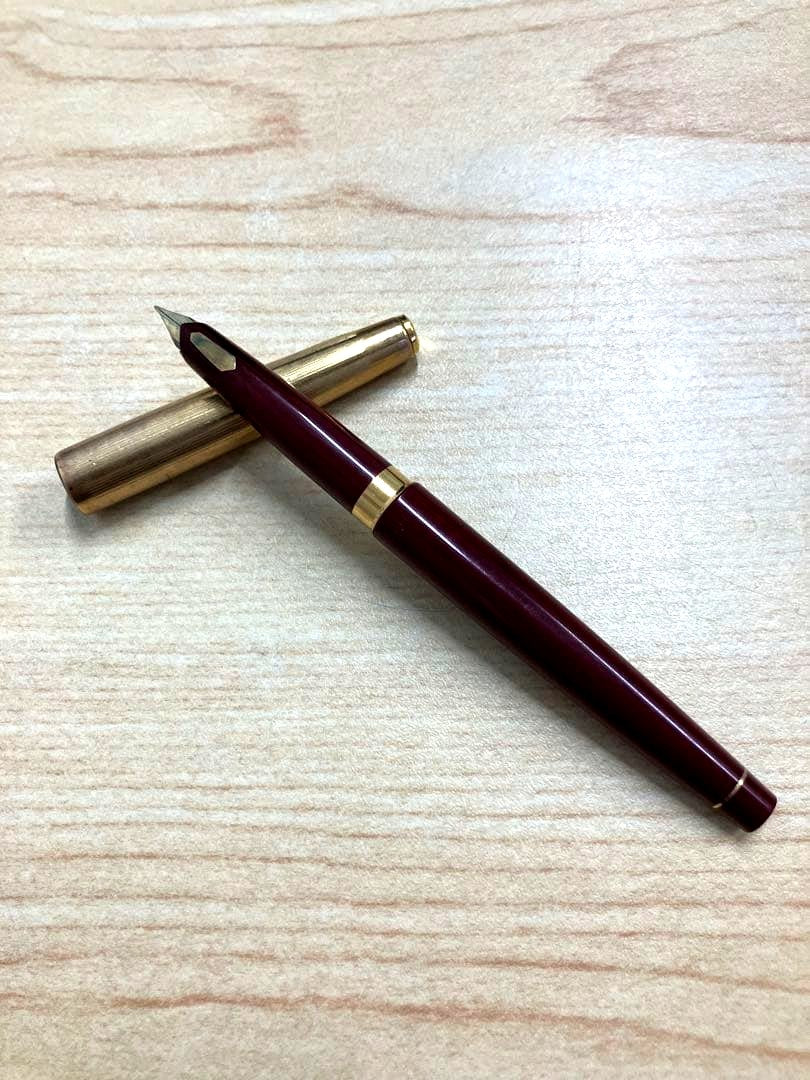 Used PILOT R14K GK 07 fountain pen with gold cap and classic design