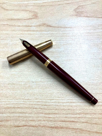 Used PILOT R14K GK 07 fountain pen with gold cap and classic design