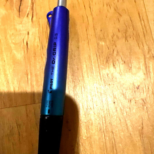 PILOT Dr. GRIP D3 pen in blue purple with grip and gradient design shown from side view