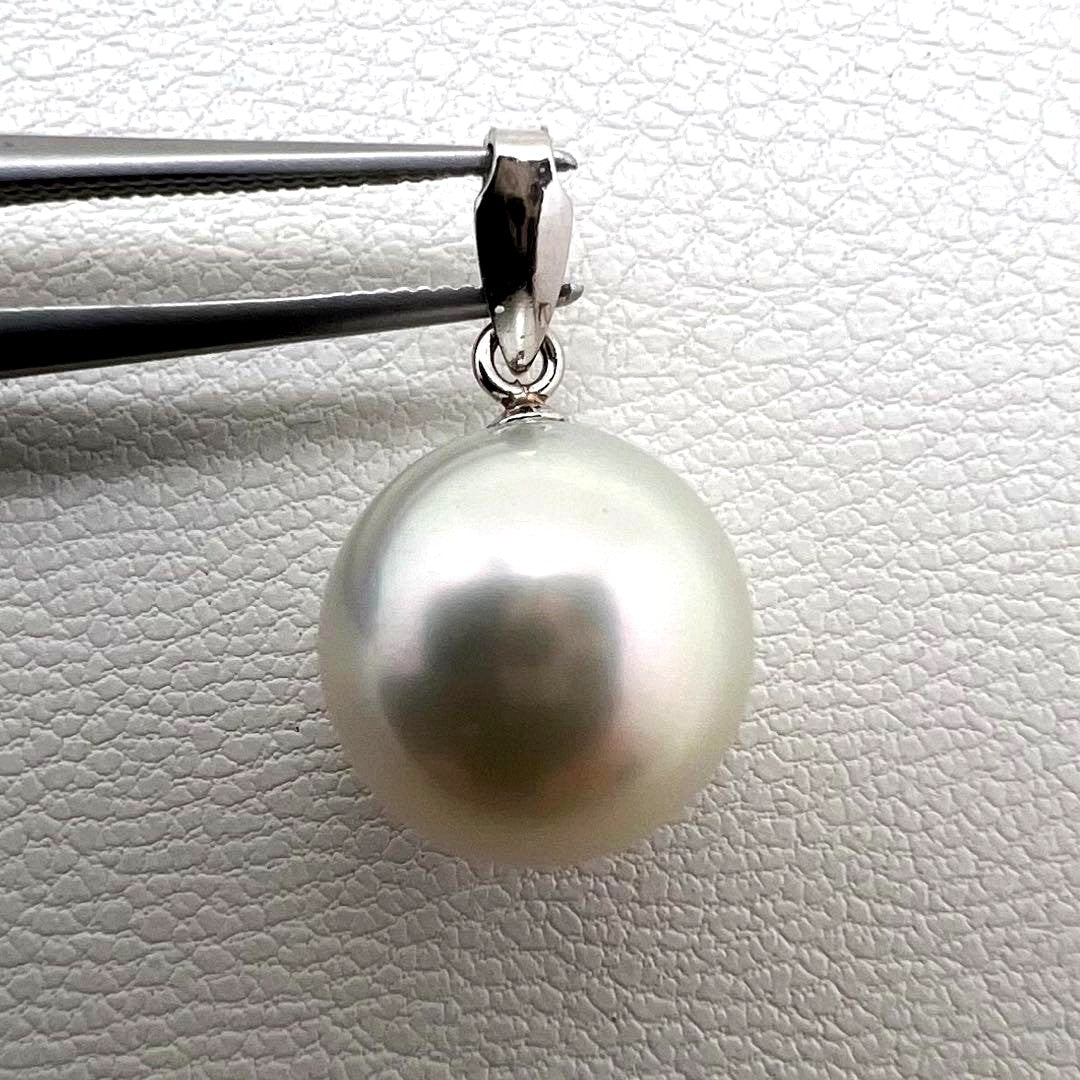 Platinum PT900 pendant top with a 9.7mm Akoya pearl and 1.2mm necklace hole