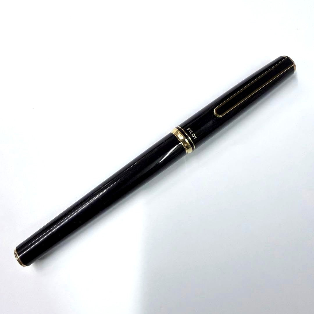 Vintage Pilot Fountain Pen with black body and gold decorative trim model SP169