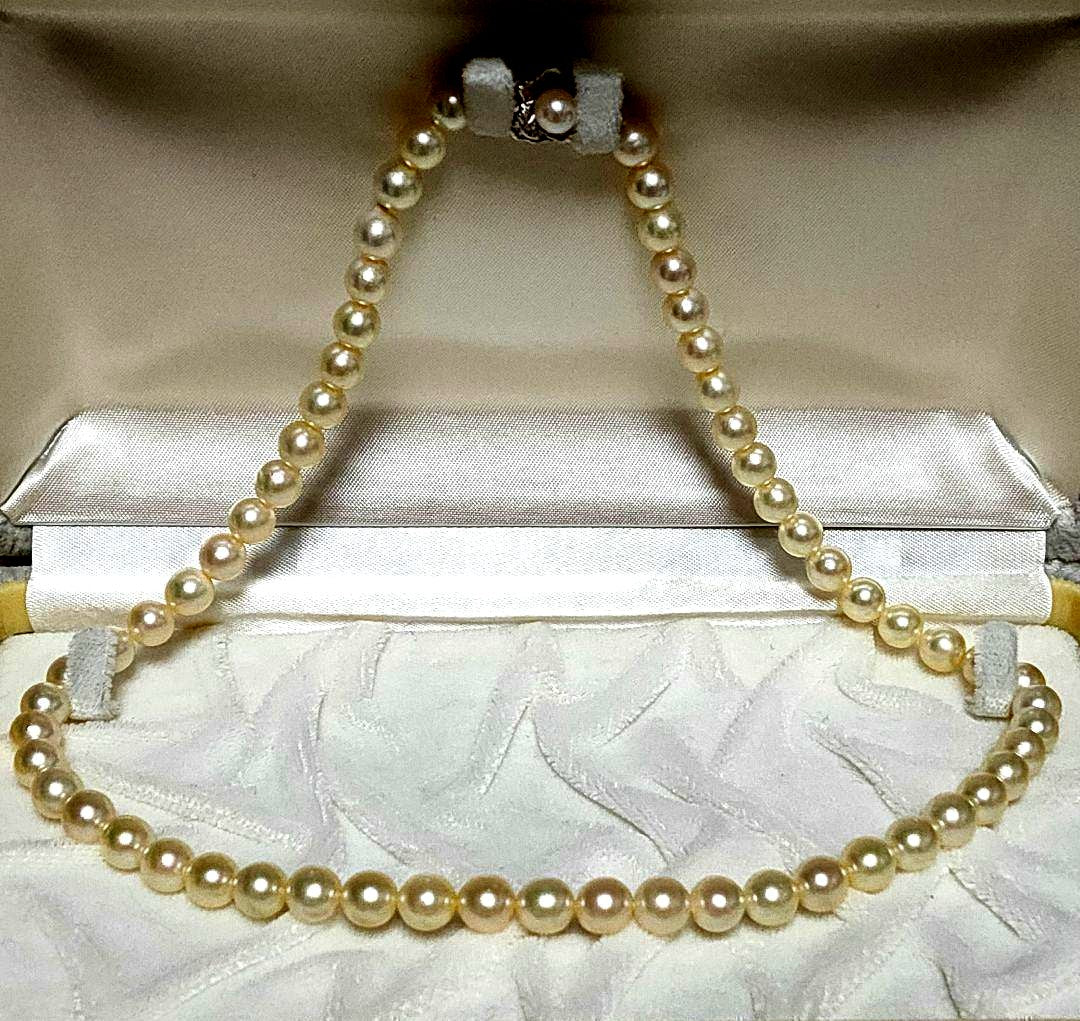 White Akoya pearl necklace with 6.8mm pearls on a 44cm silver chain