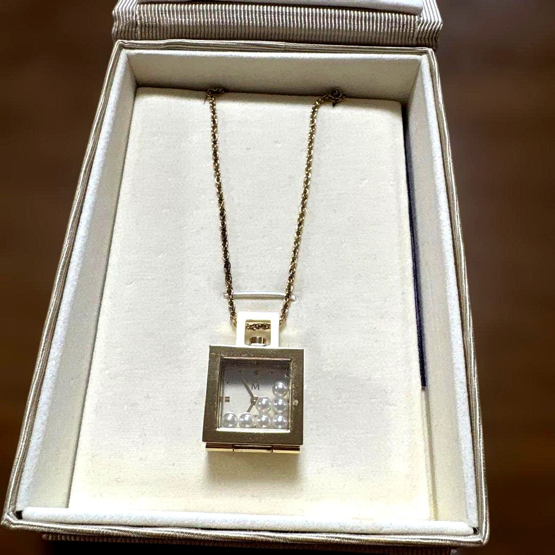 MIKIMOTO pearl pendant in gold tone featuring a single lustrous pearl on a delicate chain
