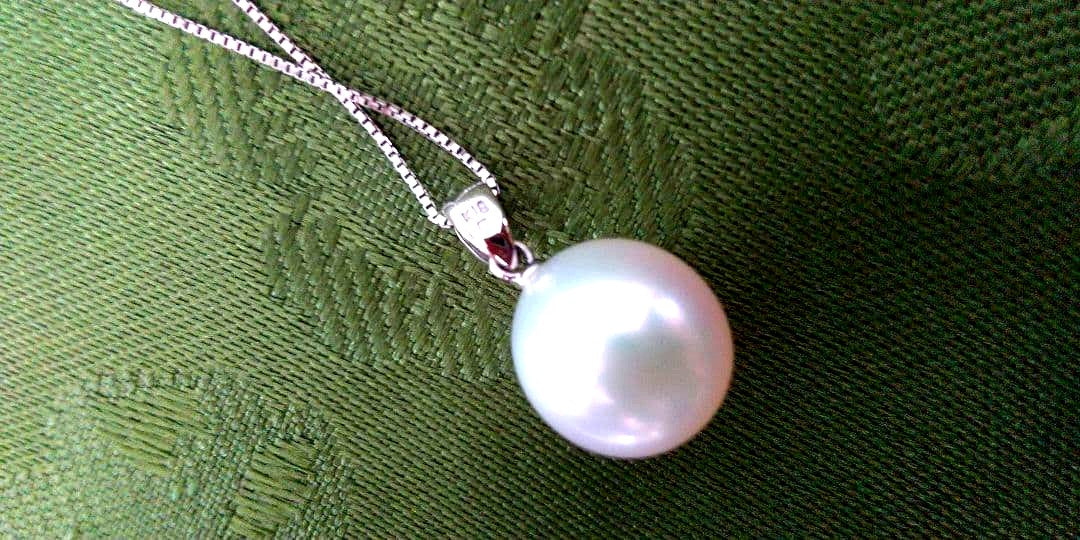 Mikimoto single 10mm white Akoya pearl pendant with K18WG adjustable chain