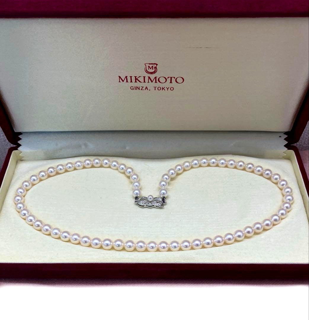 Mikimoto baby pearl necklace with 6 to 6.5 mm pearls, silver clasp engraved Mikimoto, displayed with case