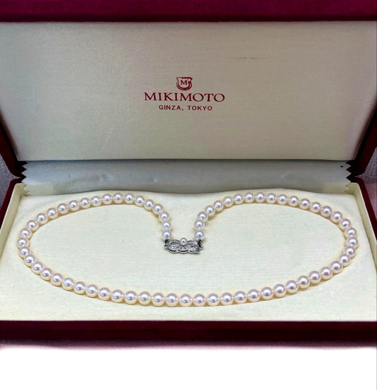 Mikimoto baby pearl necklace with 6 to 6.5 mm pearls, silver clasp engraved Mikimoto, displayed with case
