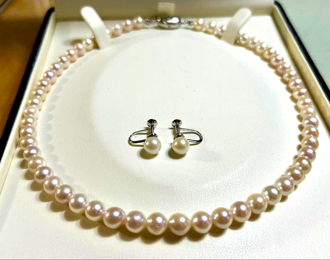 Akoya pearl necklace and matching earrings set with a 43 cm necklace length displayed on a white background