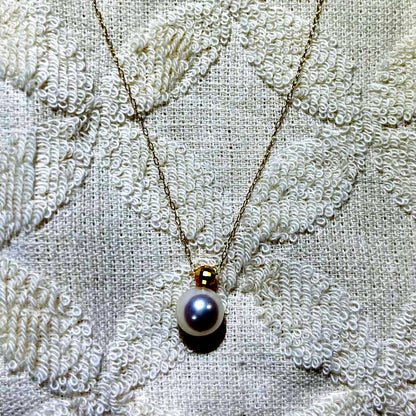 K18 yellow gold necklace with 8mm Akoya pearls approximately 40cm long adjustable length