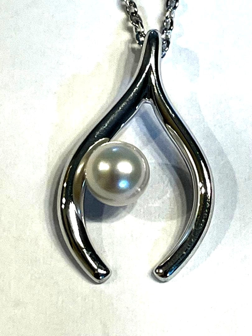 Mikimoto silver pearl necklace with 2.5 x 1.5 cm pendant and 39 cm chain on white background