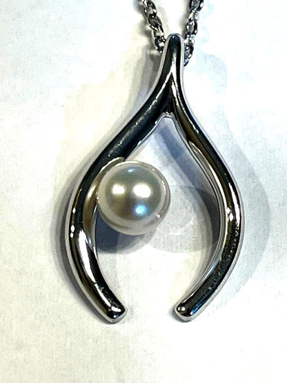 Mikimoto silver pearl necklace with 2.5 x 1.5 cm pendant and 39 cm chain on white background