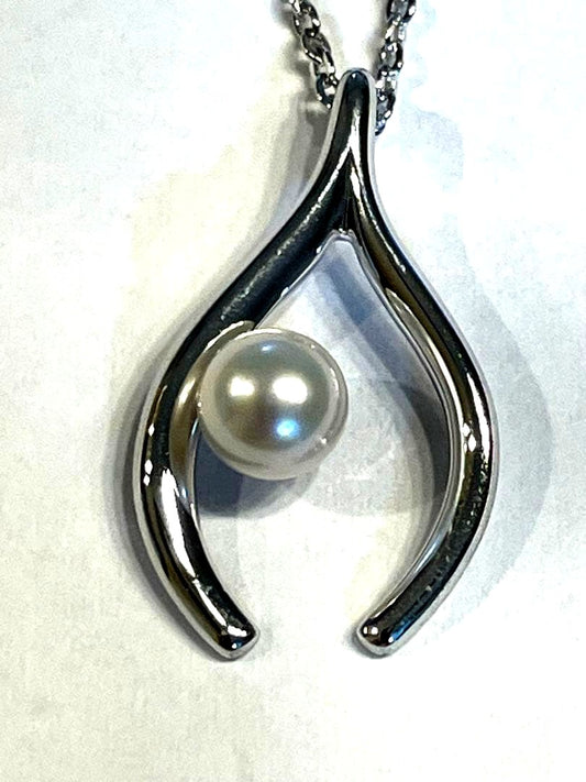 Mikimoto silver pearl necklace with 2.5 x 1.5 cm pendant and 39 cm chain on white background